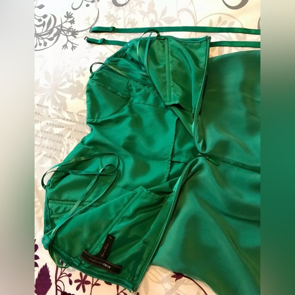 BCBGMAXAZRIA
PRE-OWNED | Bustier Dress
Emerald Green Edition - Picture 4 of 5